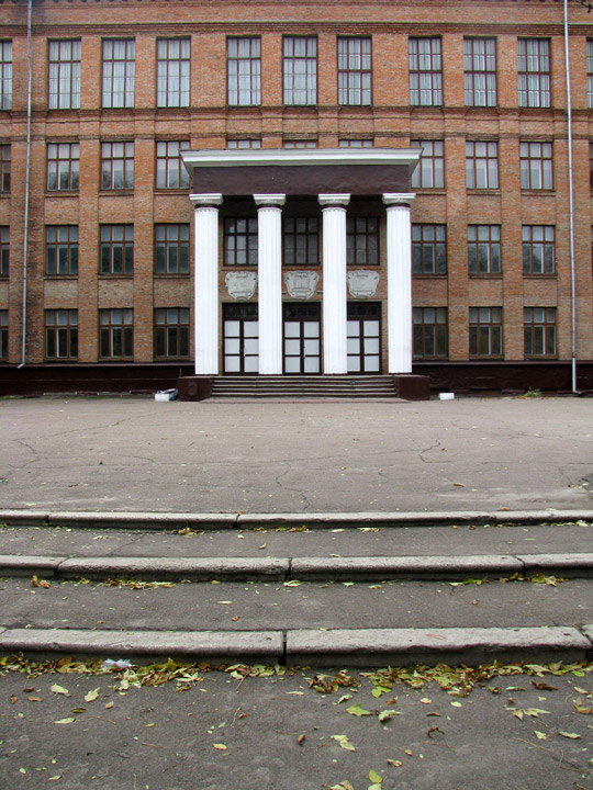 Вход в школу №17 в Черкассах