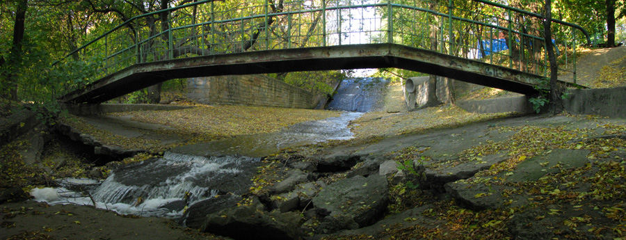 Панорама водоскиду з-під нижнього місточка. Донецьк, Україна