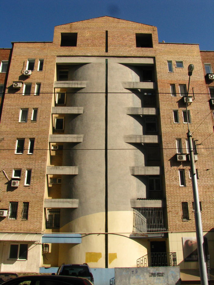 фасад будинку, схожий на хребет, в Донецьку