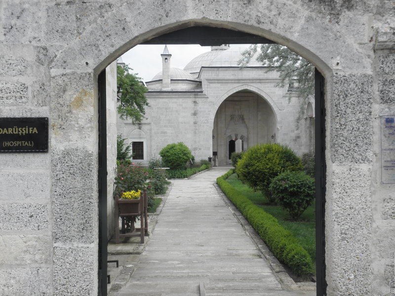 Комплекс біля мечеті султана Беязита другого. Двері, доріжка. Едірне, Туреччина