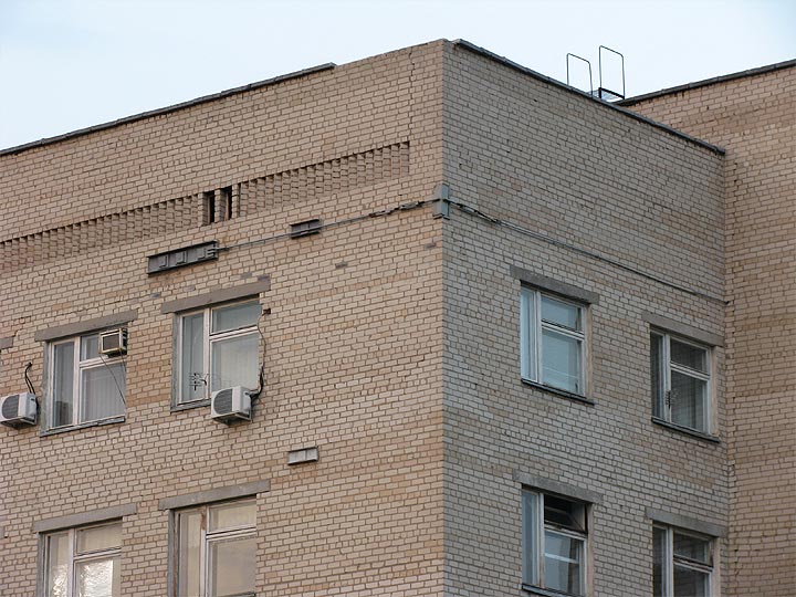 трос тримає стіну