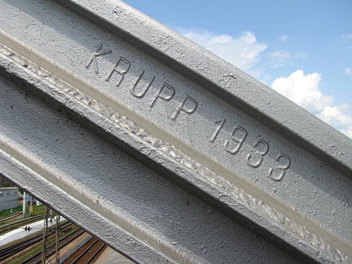 рік виготовлення Krupp 1933 на металевому пішохідному мосту
